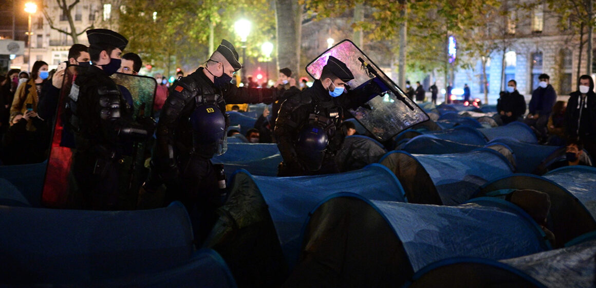 Desalojan cientos de inmigrantes y refugiados en la Plaza de París