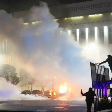 Kazajistán: Gobierno dimite tras violentas protestas y declaran el estado de emergencia en la capital