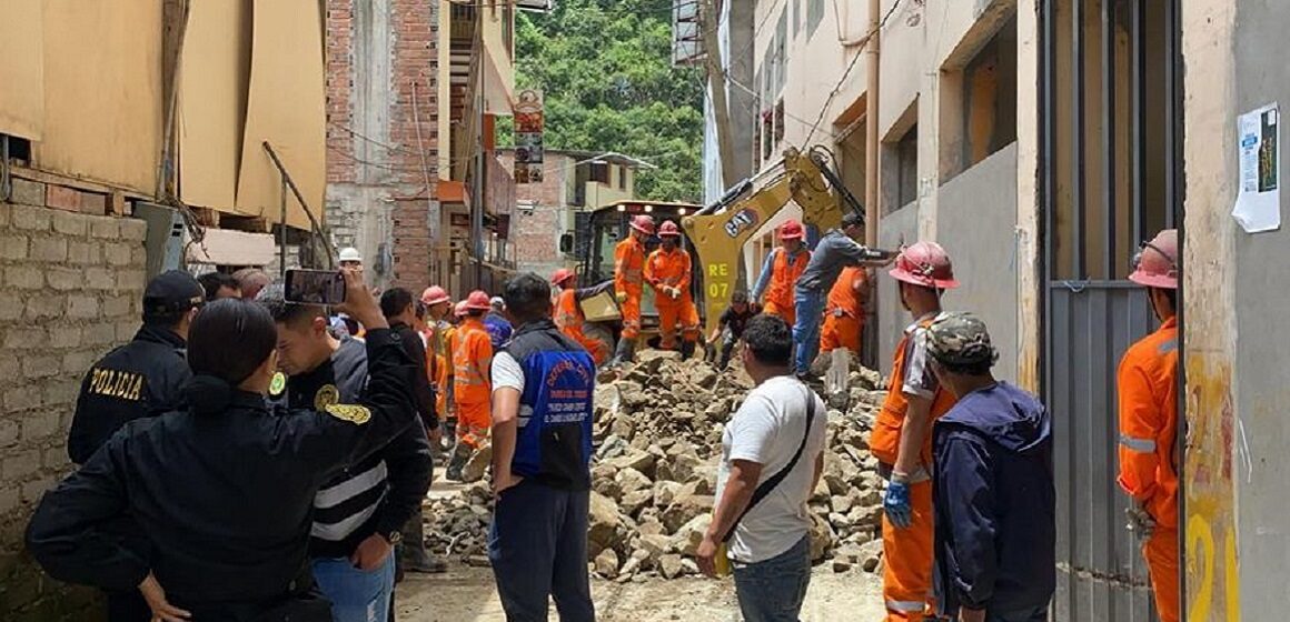 Equipos de rescate continúan buscando a ocho desaparecidos en centro poblado de Retamas