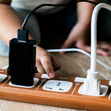 Seis recomendaciones para proteger a los niños de accidentes eléctricos en el hogar