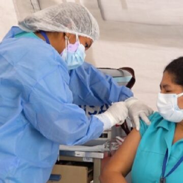 Hospital Loayza inició vacunación con 4ta dosis para personal de salud