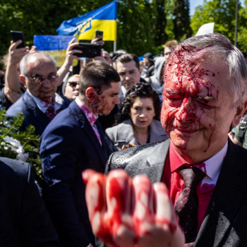 Agreden a embajador ruso con pintura roja durante las celebraciones del Día de la Victoria