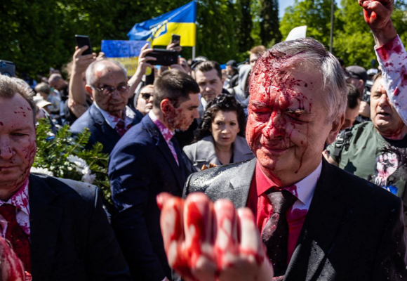 Agreden a embajador ruso con pintura roja durante las celebraciones del Día de la Victoria
